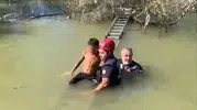 Geyve'de dere ortasında mahsur kalan çocuk için itfaiyeden hayat kurtaran hamle