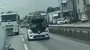 Bursa trafiğinde akıllara durgunluk veren görüntü: Hareket halindeki aracın kaputunda tamirat