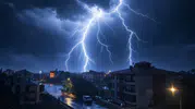 Erzincan'da sağanak yağışla gelen görsel şölen geceyi aydınlattı