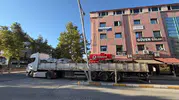 Erzincan'da dar cadde tır trafiğini kilitledi: Aydınlatma direği devrildi