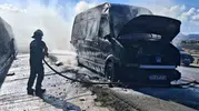 Merzifon yolunda seyir halindeki hırdavat yüklü kamyonet alevlere teslim oldu
