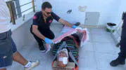 Çatı tamiratında korku dolu anlar: İşçi düştüğü balkonda mahsur kaldı