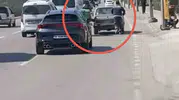 Bursa trafiğinde alışılmadık yardım: Motokurye ayağıyla otomobil itti