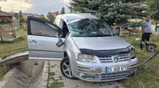 Sarıkamış'ta kontrolden çıkan araç park alanına uçtu: 2 yaralı
