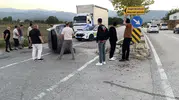 İnegöl'de ani manevra faciaya yol açtı: Refüje çarpan otomobil devrildi