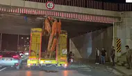 Eskişehir’de Üst Geçide Sıkışan Tır Trafiği Aksattı