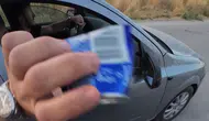 Eskişehir’de yola çöp atan sürücüye motosikletli tepki