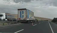 Sivrihisar’da kontrolden çıkan tır bariyerlere çarptı