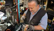 8 yaşında başladı, 43 yıldır ayakkabı tamir ediyor