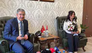 Eskişehir'de yerde bulduğu Türk bayrağını kaldıran kurye valilikte ağırlandı