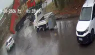 Damperi Açık Kalan Kamyon Giriş Kapısını Yıktı