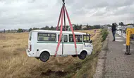 Eskişehir'de otomobil ile minibüs çarpıştı, minibüs tarlaya uçtu