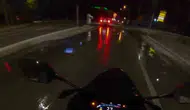 Göle dönen caddede motosiklet sürücüsünün zor anları kameraya yansıdı