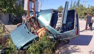 Suluova'da kediye çarpmamak için manevra yapan otomobil elektrik direğine çarpıp ikiye bölündü