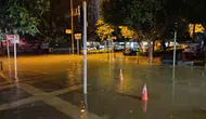 Adana'da sabah saatlerinde bastıran sağanak hayatı felç etti