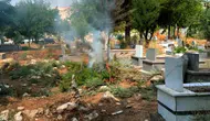 Köklüce Mahallesi'nde belediyeyi beklemeyen vatandaşlar mezarlığa sahip çıktı