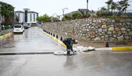 Kuşadası'nda sağanak mesaisi: Tıkanan giderler için ekipler teyakkuza geçti