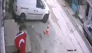 Bornova'da yere düşen Türk bayrağına gençten vefalı dokunuş