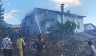 Safranbolu'da köy evinin çatısında çıkan yangın korkuttu