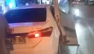 Mersin'de şaşkına çeviren kaza: Minibüsün kapısı otomobile saplandı