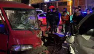 Kayseri'de ters yöne giren pikap dehşeti: Kamyonette sıkışan sürücü kurtarıldı