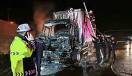 Muğla-Aydın karayolunda seyir halindeki kamyon motor kısmından çıkan yangınla küle döndü