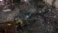 Maltepe'deki 7 katlı binanın enkazında kalan araç havadan görüntülendi