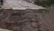 Gönen'de iki yıldır ihmal edilen yol şiddetli yağışla tamamen çöktü