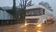 Beykoz'da sağanak yağış asfaltı parçaladı: Araçlar çamurlu sular arasında mahsur kaldı
