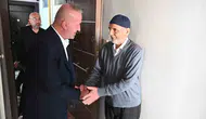 Başkan Karabatı mutfağa girdi: Yaşlılar Günü'nde evlere sıcak dokunuş