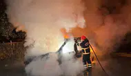 Düzce'de seyir halindeki otomobil motor kısmından çıkan yangınla küle döndü