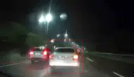 Elazığ'da sağanak yağışa aldırmadı: Trafiği birbirine katan sürücü kamerada
