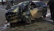 Karlıova girişinde direğe çarpan otomobildeki 3 kişi yaralandı