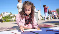 Sinoplu çocuklar Filistinli yaşıtları için fırçayı eline aldı