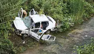Antakya-İskenderun yolunda korkutan kaza: Dereye uçan araçtan 3 kişi sağ çıkarıldı