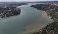 Sağanak yağışın ardından İstanbul Boğazı'nda renk değişimi: Küçüksu Deresi'nden gelen çamur denize aktı
