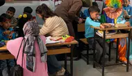 Terzi Baba Yurdu öğrencileri köy okulunda çocukların yüzünü güldürdü