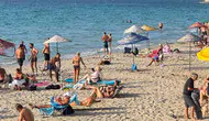 Kuşadası sahillerinde Ekim sürprizi: Termometreler 24 dereceyi gösterince plajlar doldu
