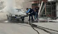 Pazar yerinde aniden alev alan araç zabıta ekiplerinin hızlı müdahalesiyle söndürüldü
