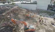 Pursaklar'da kontrollü yıkım operasyonunda iş makinesi moloz yığınına saplandı