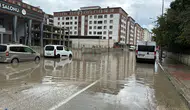 Çerkezköy'de aniden bastıran sağanak ulaşımı felç etti: Caddeler göle döndü