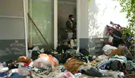 Kuşadası’nda bir mahalle nefes aldı: 3 katlı evden 6 kamyon çöp çıktı