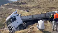 Solhan'da inşaat malzemesi taşıyan tır uçurumun kıyısında mahsur kaldı