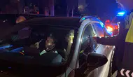 Kırmızı ışıkta sızan alkollü sürücüden polise meslek kartı üzerinden tehdit