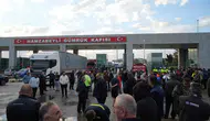 Hamzabeyli Sınır Kapısı'nda tır şoförlerinin geçiş belgesi isyanı trafiği durdurdu