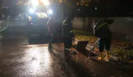 Çayırova'da sağanak mesaisi: Ekipler tıkanan mazgalları temizlemek için seferber oldu