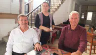 Burhaniye kahvehanelerinde çay devri yerini sütlü molalara bırakıyor