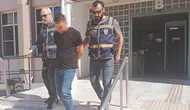 Uzaklaştırma kararına rağmen eve girdi, eşinin boğazını sıkarken yakalandı