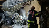Çivril'de park halindeki traktör alevlere teslim oldu
