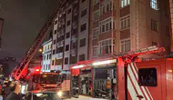 Küçükçekmece'de kentsel dönüşüm bekleyen boş binanın çatısı alevlere teslim oldu